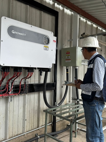 Sistema de energía renovable con inversor y conexiones eléctricas