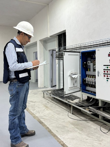 Técnico revisando una instalación eléctrica industrial
