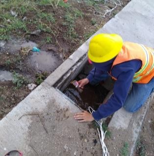 Integrante de GE Solutions trabajando en una instalación subterránea